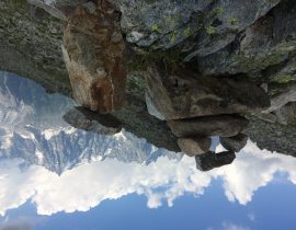 cairn, face à l’Aiguille du Midi